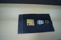 Torebki foliowe Moyee w opakowaniu z matowego czarnego worka stojącego z kawową torbą Valve