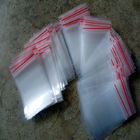 Małe przezroczyste plastikowe woreczki pakowane z zamkiem błyskawicznym na kolczyki