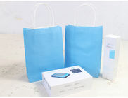 Piękne niebieskie torby papierowe z nadrukiem średniej wielkości na zakupy