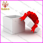 Modny luksusowy prezent karton pudełko z czerwoną wstążką jedwabiu