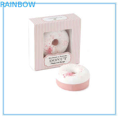 Dekoracyjne pudełko z różowym mydłem. Recykling ręczny