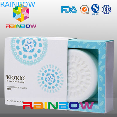 Białe kartonowe pudełko z papieru z mydłem i niestandardowym projektem