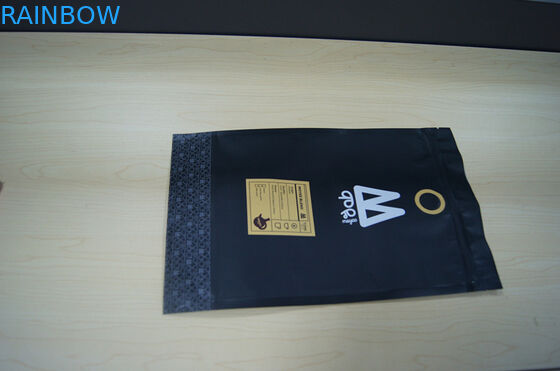 Torebki foliowe Moyee w opakowaniu z matowego czarnego worka stojącego z kawową torbą Valve