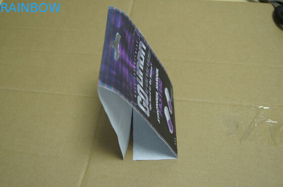 Tabletki zwiększające populację Pokazują papierowe pudełko i karty Pudełka z czarną panterą