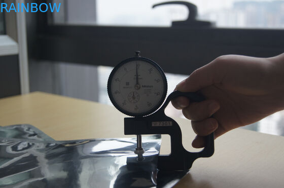 Opakowanie z folii aluminiowej o wymiarach 20x30cm. Opakowanie z folii aluminiowej z trzema bocznymi kieszeniami