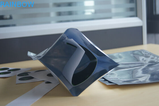 Opakowanie z folii aluminiowej o wymiarach 20x30cm. Opakowanie z folii aluminiowej z trzema bocznymi kieszeniami