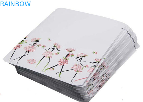 Niestandardowe wydrukowano trzy boczne, zapieczętowane, białe pudełko z kolorową plastikową torebką na maskę