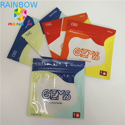 Trzy boczne, zapieczętowane torby plastikowe z nadrukiem, gumowate opakowania z cukierkami, zindywidualizowane za pomocą Ziplocka