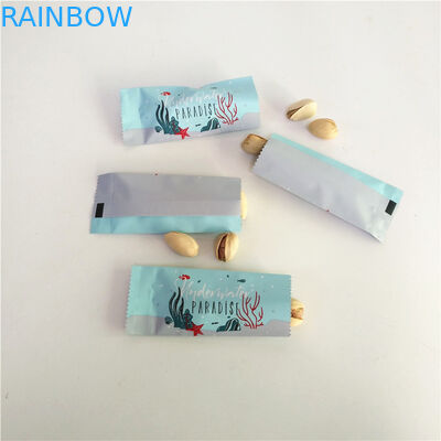 Mała pusta saszetka z białkiem kawy z cukrem w proszku z tyłu zamykana torebka na ciastka