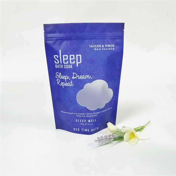 Peeling do ciała w torebce z folii aluminiowej, zapinany na suwak na sól esencjonalną różaną