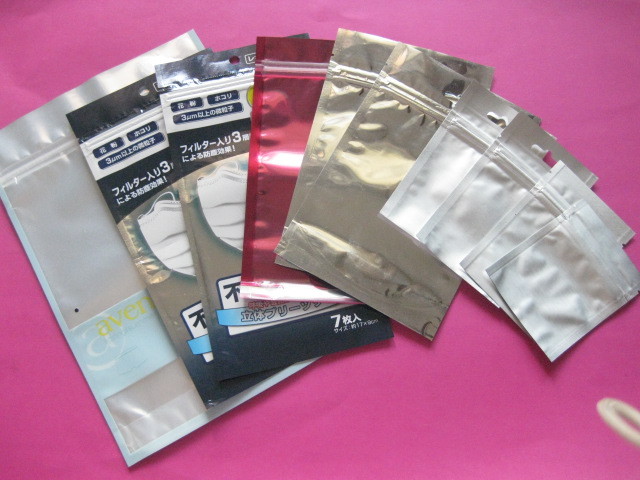 Opakowanie o pojemności 120 mic z 3 bocznymi, zamkniętymi woreczkami do pakowania i suwakiem z nadrukiem grawitacyjnym